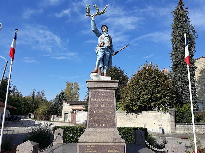 Monument aux morts et stèle en souvenir des aviateurs tombés au combat.