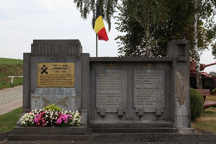 Fort d'Aubin-Neufchâteau - Dalhem - monument aux morts