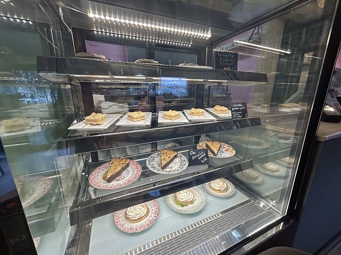 Coffee_and_tea_Vitrine gâteaux_Courseulles