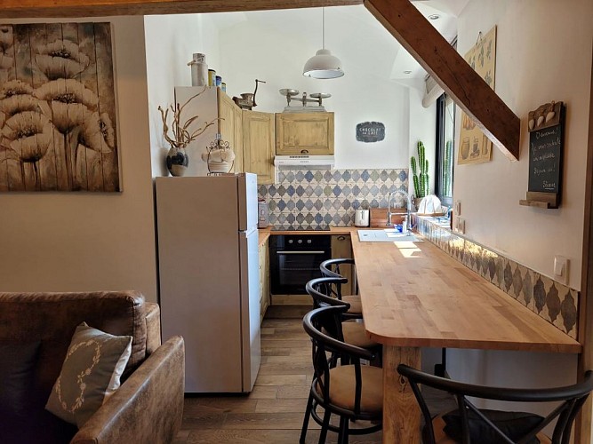 la cuisine ouverte sur le salon du gite Pierre Forte