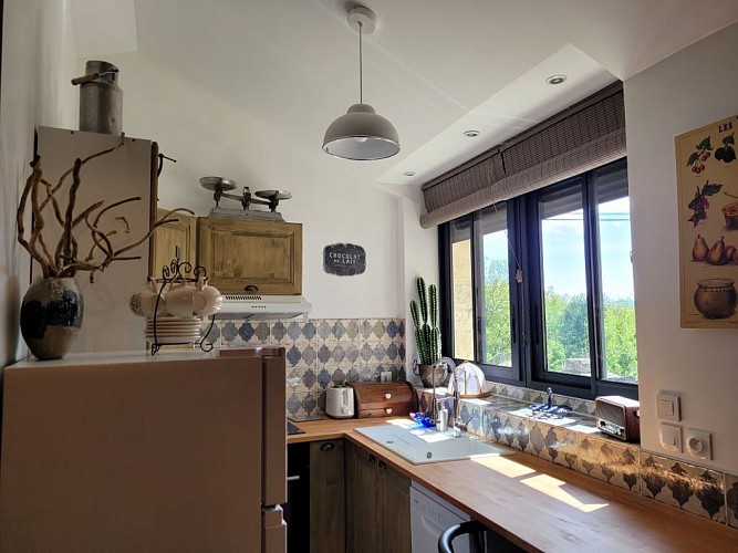 la cuisine ouverte sur le salon du gite Pierre Forte