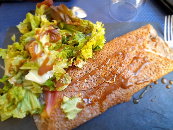 Galette au cabécou pané jambon fromage et sauce au miel au restau'pates à Saint Léonard de Noblat