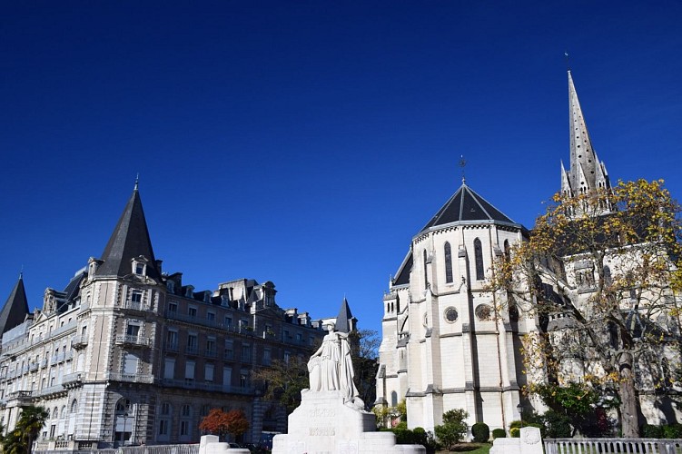 Pau, capitale royale - Église et square Saint-Martin