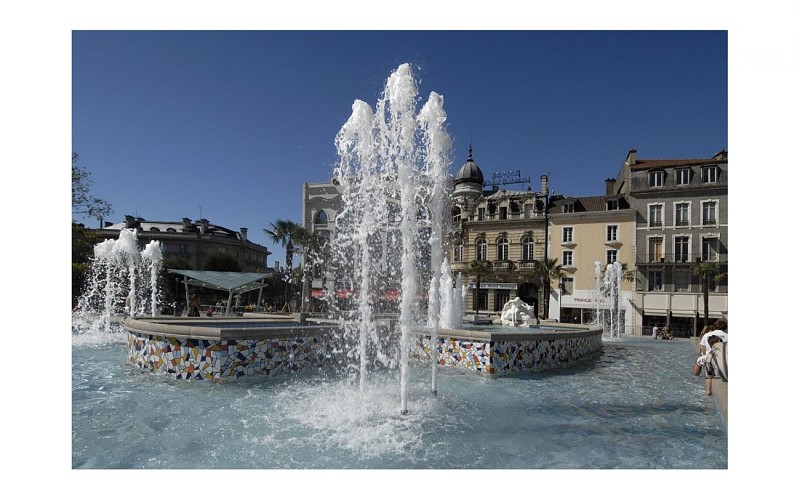 Pau, capitale royale - La Place Clemenceau - Fontaine de la Baigneuse