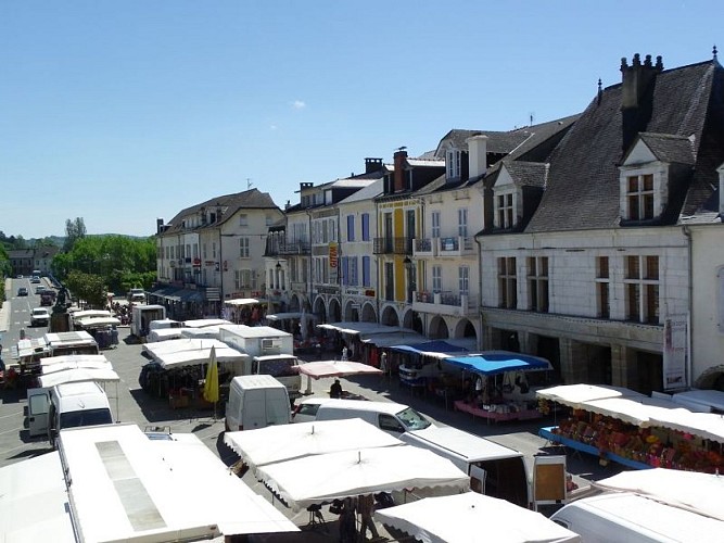 Learn more about the covered market and the Maison Carrée of Nay