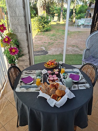 Chambre d'hotes Maison Les Cedres Bleus-Petit déjeuner