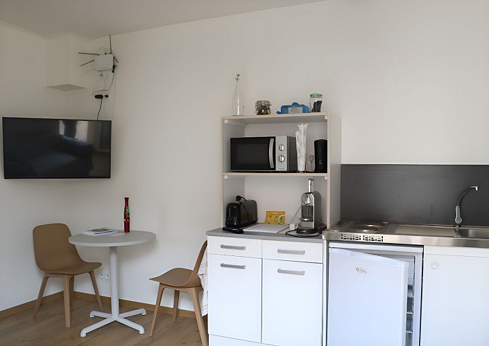 Coin cuisine, télé, table