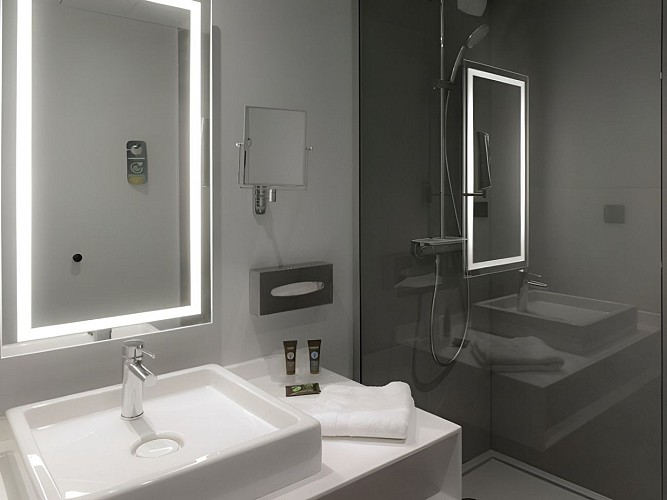 novotel-cote-de-nacre-salle-deau