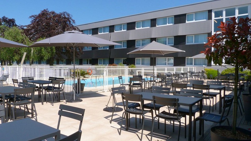 novotel-caen-cote-de-nacre-terrasse-et-piscine