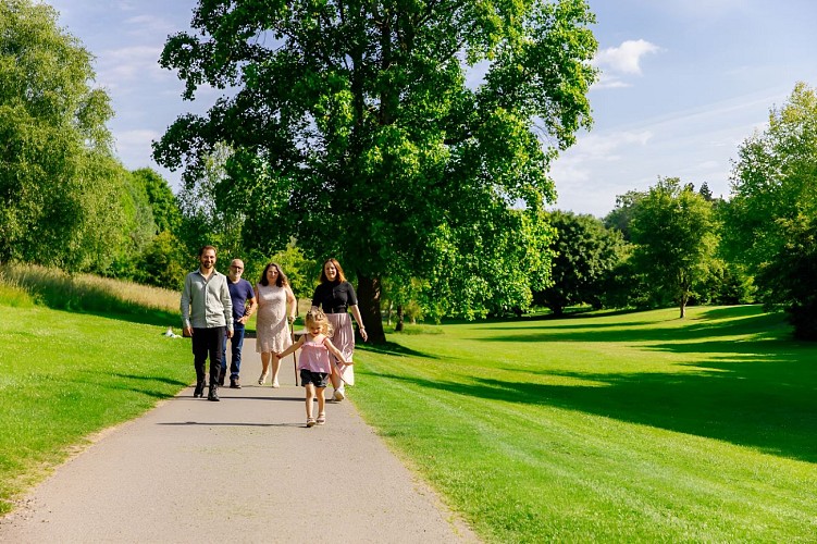 551548-La_vallee_des_jardins__Caen-Caen_la_mer_Tourisme___Les_Conteurs_(Droits_reserves_OTC)-1200px
