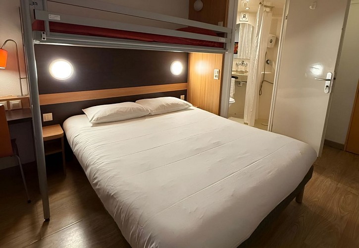 B&amp;B Hotel Lisieux Parc des Expositions triple