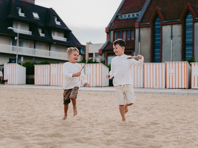 Enfants qui jouent sur la plage de Houlgate - Photo 911