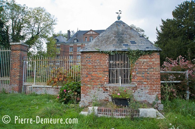Puits fermé du Château de Mont Lambert