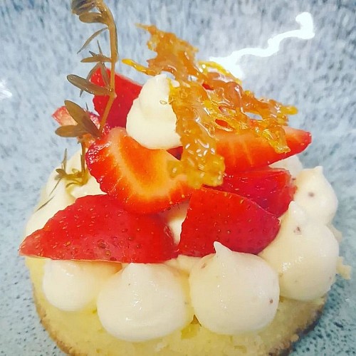 Fraises, chocolat blanc moutarde à l'ancienne et thym