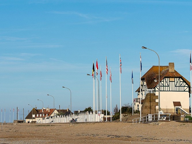 BORD-DE-MER-PLAGE-BERNIERES-SUR-MER-MAISON-DES-CANADIENS-JUNO-BEACH-CREDIT-DIDIER-BORDAS