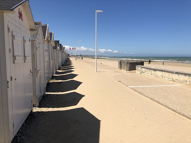 CABINES-DE-PLAGE-BLANCHES-BERNIERES-SUR-MER-CREDIT-MATHILDE-LELANDAIS (5)