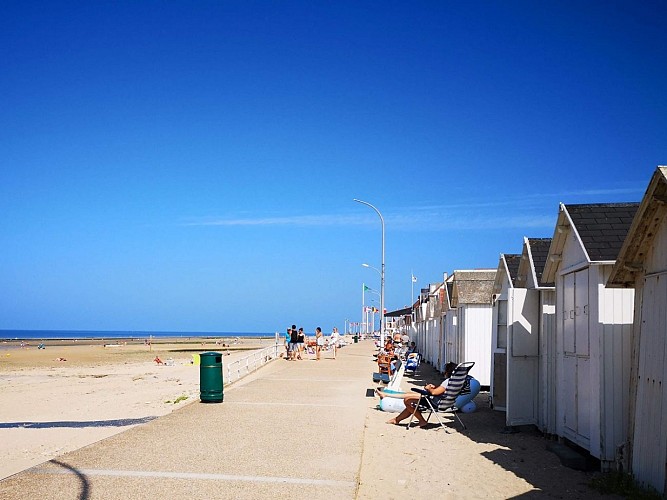 DIGUE-PLAGE-CABINES-BERNIERES-SUR-MER-CREDIT-NATHALIE-PAPOUIN