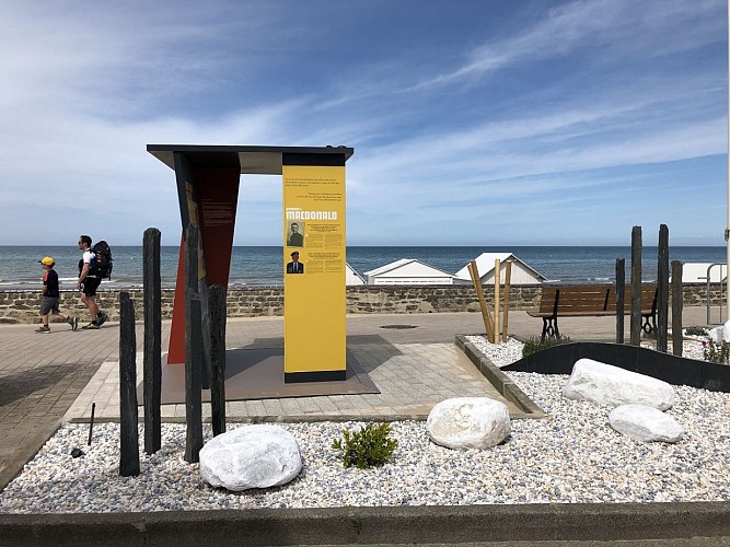 EXPOSITIO-DANS-LEURS-PAS-KIOSQUE-SAINT-AUBIN-SUR-MER-CREDIT-MATHILDE-LELANDAIS (1)(2)