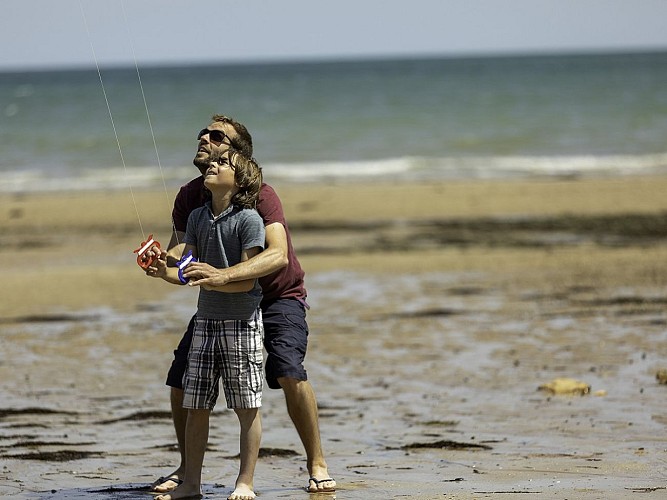 AMBIANCE-BORD-DE-MER-CERF-VOLANT-PAPA-GARCON-ENFANT-PLAGE-CREDIT-VINCENT-RUSTUEL-CALVADOS-ATTRACTIVITE