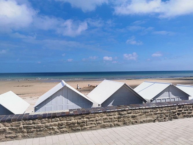 les-cabines-de-plage-blanches-de-saint-aubin-sur-mer-credit-nathalie-papouin (2)(1)