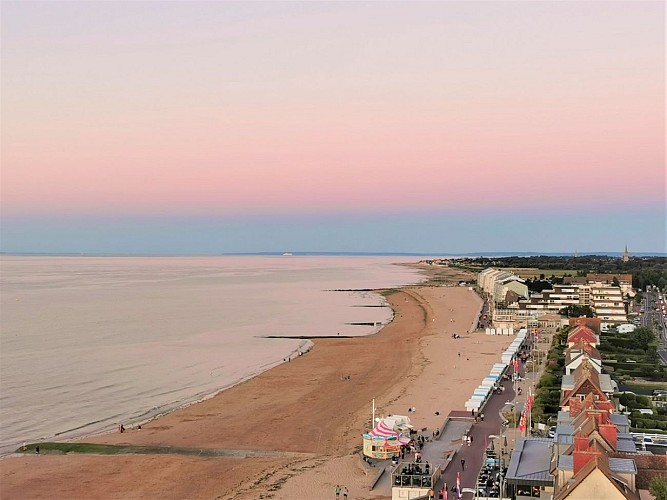 DIGUE-AU-COUCHER-DU-SOLEIL-VUE-DE-LA-GRANDE-ROUE-COURSEULLES-SUR-MER-CREDIT-NATHALIE-PAPOUIN