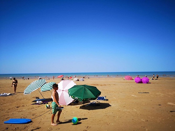 PLAGE-DE-COURSEULLES-SUR-MER-MER-PLAGE-CREDIT-NATHALIE-PAPOUIN