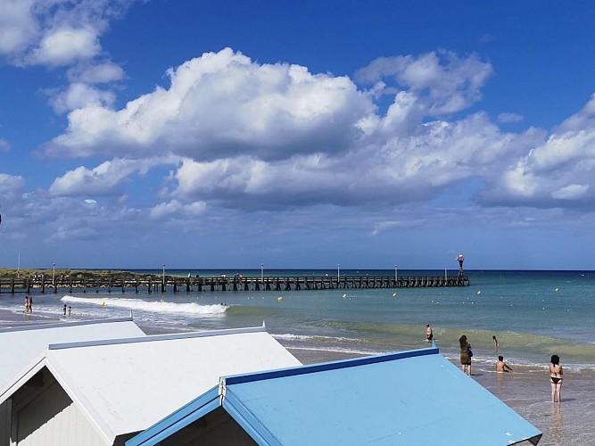 COURSEULLES-SUR-MER-CABINES-DE-PLAGE-JETEE-ET-LA-PLAGE-CREDIT-NATHALIE-PAPOUIN