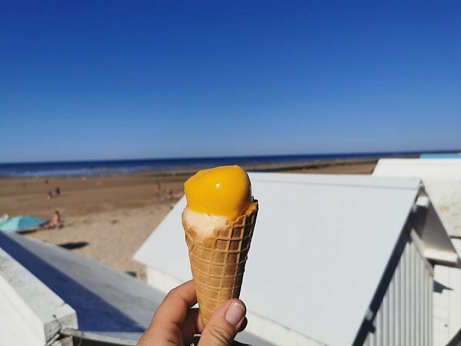 UNE-GLACE-FACE-A-LA-PLAGE-COURSEULLES-SUR-MER-CREDIT-NATHALIE-PAPOUIN