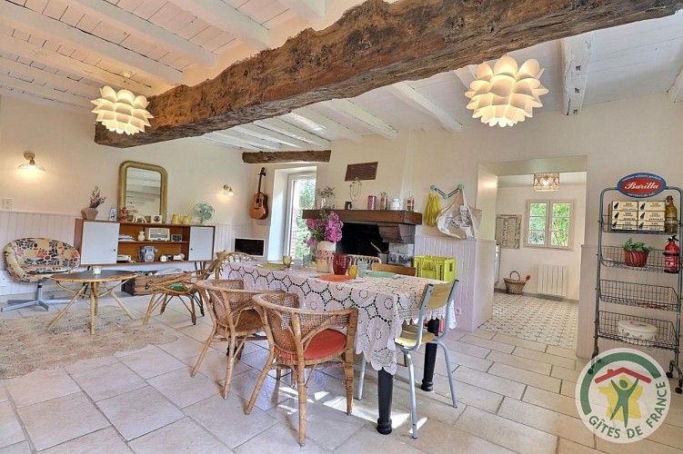 La Maison aux Volets Rouges