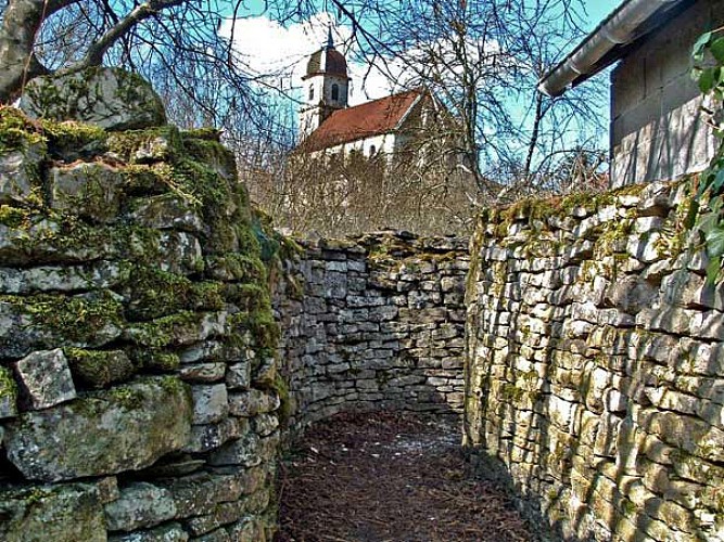 vue de l'Eglise St Martin depuis un sentier