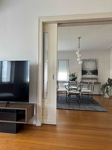 Appartement le 40 - Sarreguemines
Grande pièce de 45 m2 , un côté salon, un côté salle à manger , pouvant être séparée par une porte à galandage vitrée.