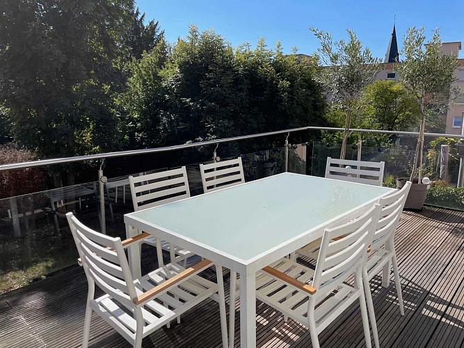 Appartement le 40 - Sarreguemines
Terrasse donnant sur l'arrière de l'immeuble de 25 m2 , avec vue sur un petit jardin.
Un barbecue et un store motorisé sont à votre disposition. Ils vont permettront de profiter d'une exposition sud-est