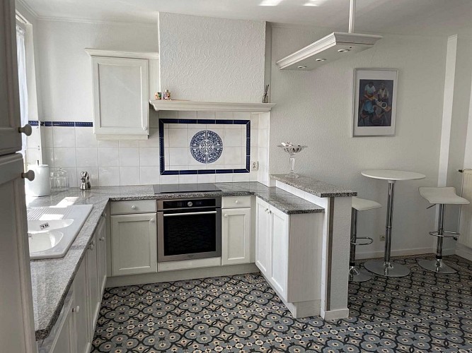 Appartement le 40 - Sarreguemines
Cuisine de 13m2 avec un sol en faïencerie de Sarreguemines, très lumineuse. 
Plaque induction, four, micro ondes , vaisselle et ustensiles de qualité , verres en cristal ...