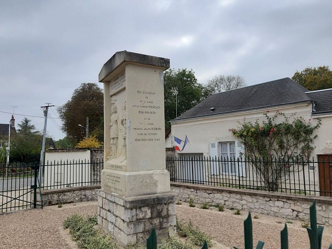 Le monumesnt de la rencontre de Jeanne d'Arc et du connétable de Richemont