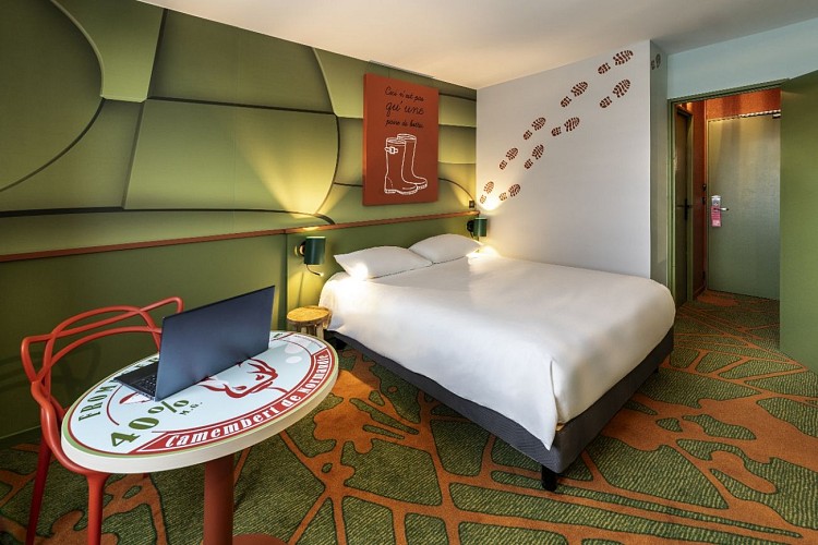 Chambre grand lit ibis styles Lisieux Normandie