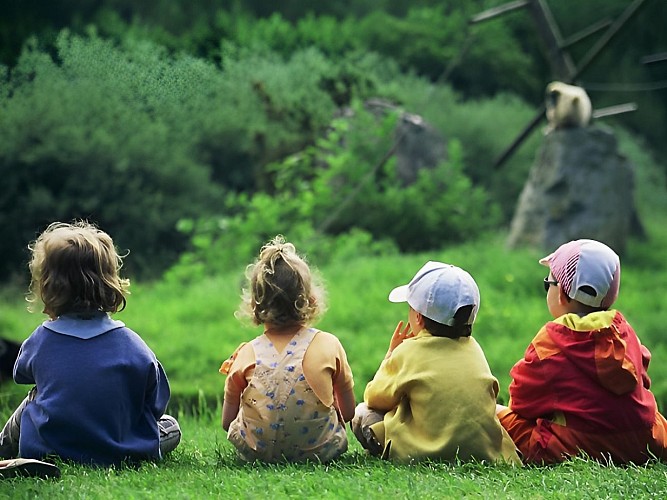 Enfants au zoo de Cerza près de Lisieux