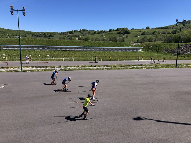 Rollerskiing and rollerblading on the biathlon tracks in Les Plans d'Hotonnes