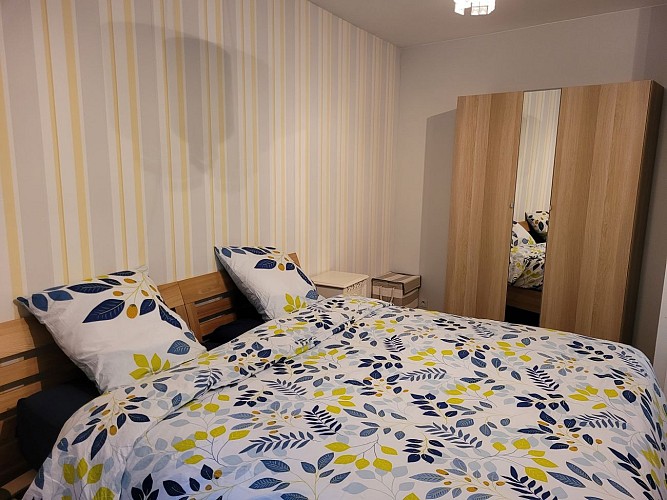 MEUBLÉ "LA TÊTE DANS NOS ÉTOILES"