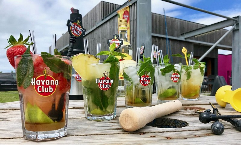 En plus d'être une école, Kite-R évolution dispose d'un bar servant les meilleurs mojitos de la région