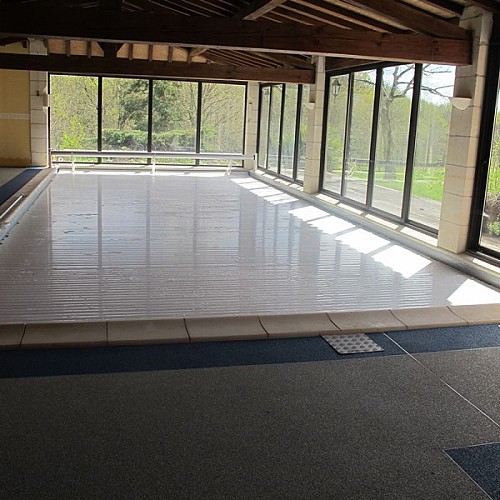 gite Gambro Echourgnac piscine couverte