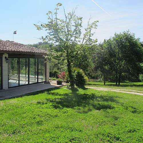 Vue campagnarde sur la piscine couverte