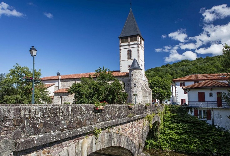 Village de Saint Etienne de Baïgorry - pont église