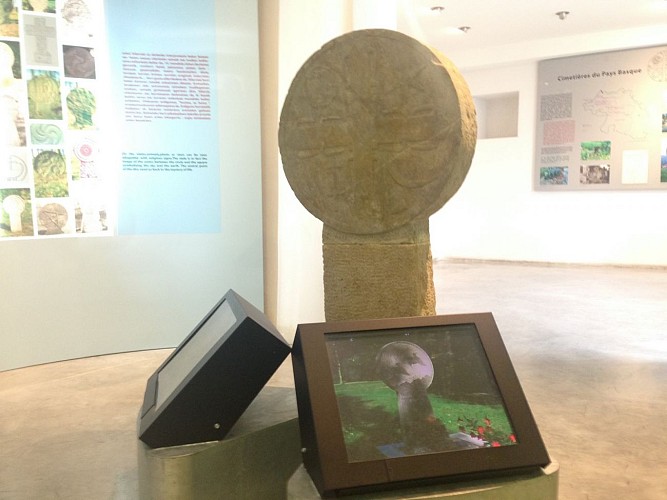 Centre Evocation stèles discoïdales 64120 Larceveau (2)