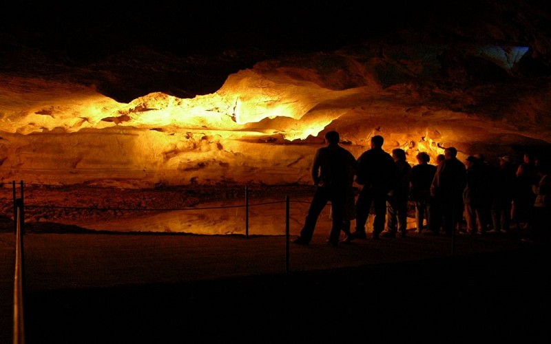 Grottes-de-Sare-gens-lac 1440x900