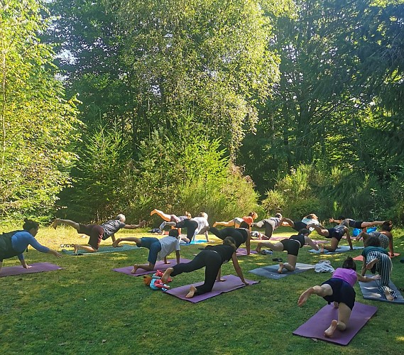 Activité yoga au camping