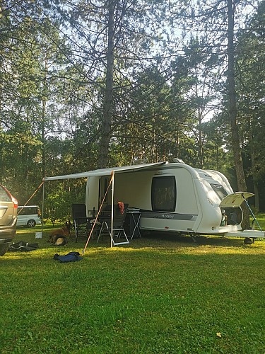 Emplacement camping ombragé