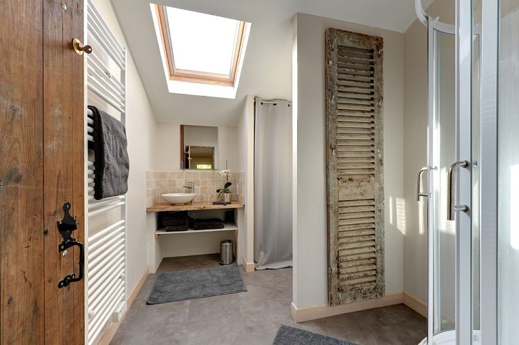 Gîte-Lacombe-Eygurande-salle-d'eau