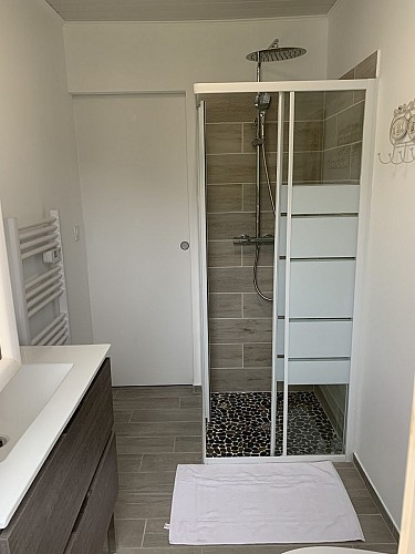 gîte-borros-St Sauveur-Lalande-salle d'eau 1