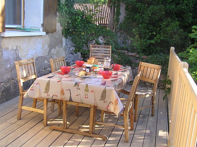 petit-déjeuner sur la terrasse en bois   