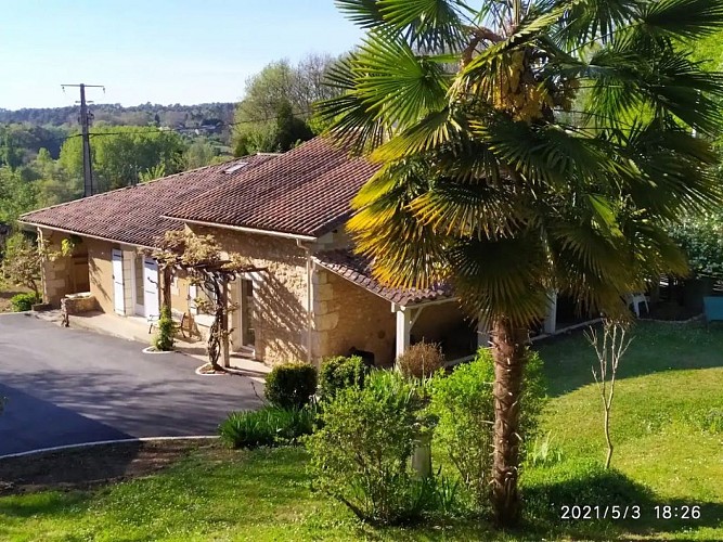 vue depuis le jardin- gite-puydepont-neuvic-ETTE